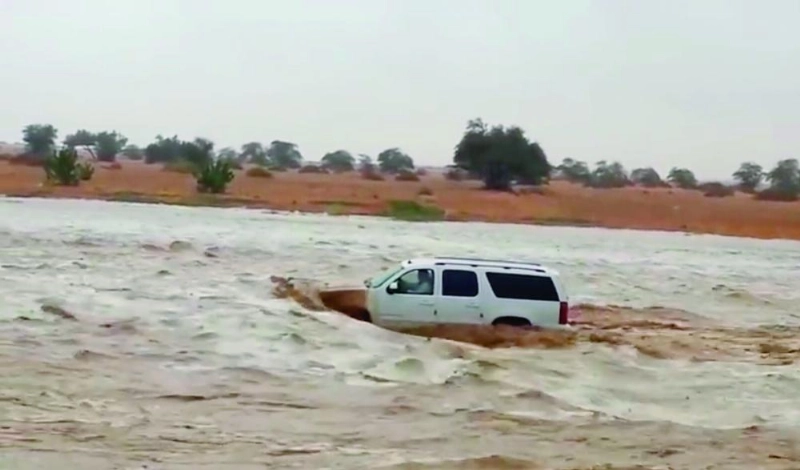 مركبات عالقة في أحد الأودية
