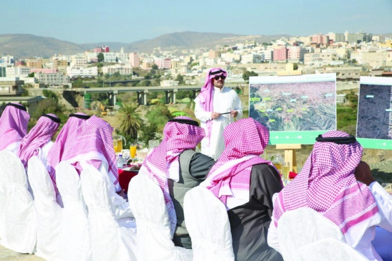 تركي بن طلال يستعرض مخطط مشروع تطوير وسط أبها (مكة)