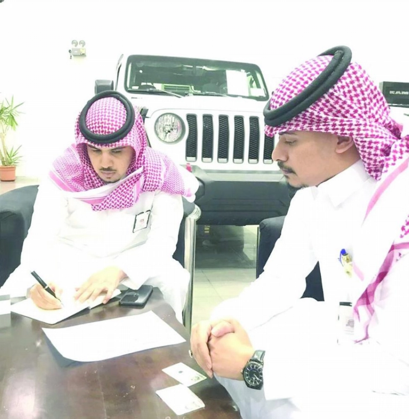 أثناء تفتيش محل سيارات (وزارة العمل)
