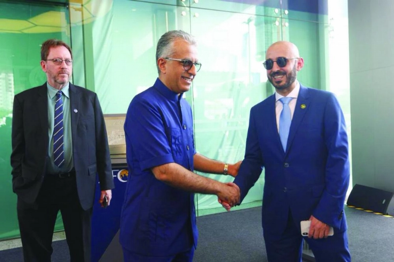 سلمان آل خليفة مستقبلا قصي الفواز (الاتحاد السعودي)