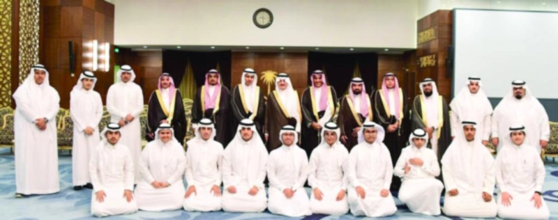 سعود بن نايف يتوسط منسوبي جائزة عطاء ووفاء (واس)