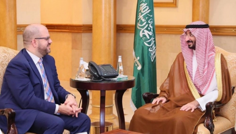عبدالله بن بندر خلال لقائه راين مارتن اليوم (واس)