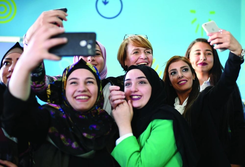 شابات لبنانيات يلتقطن صورة سيلفي مع زوجة الرئيس الألماني (د ب أ)
