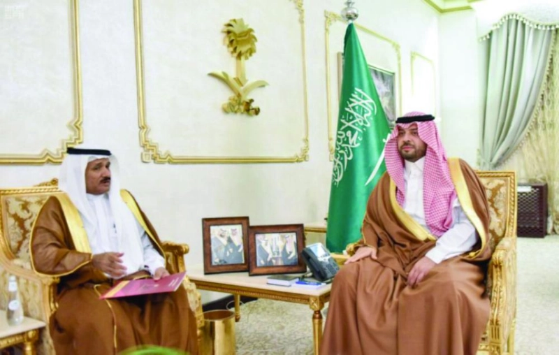 فيصل بن خالد خلال استقباله المثقفين (واس)