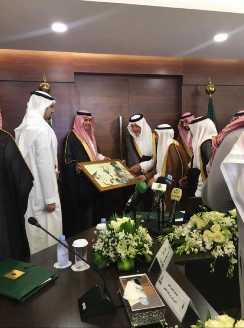 خالد الفيصل خلال حضور مناسبة سابقة للمعهد عندما كان مركزا (مكة)