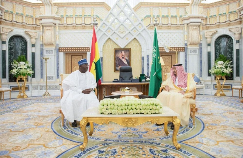 الملك سلمان خلال لقائه محمود باومييا في قصر اليمامة بالرياض (واس)