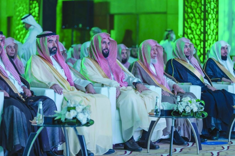 الصمعاني يتوسط عددا من الوزراء (مكة)