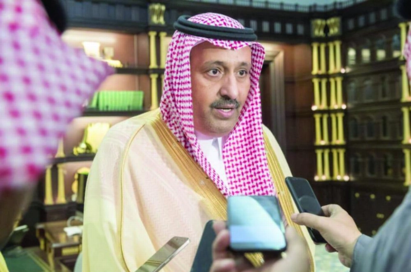 حسام بن سعود متحدثا أمس (واس)