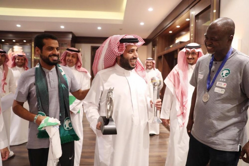 آل الشيخ يتوسط حمزة إدريس وخالد العطوي
