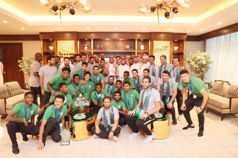 تركي آل الشيخ مستقبلا رئيس اتحاد كرة القدم وبعثة منتخب الشباب أمس (هيئة الرياضة)