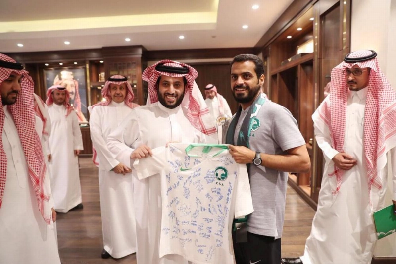 قميص الأخضر الشاب