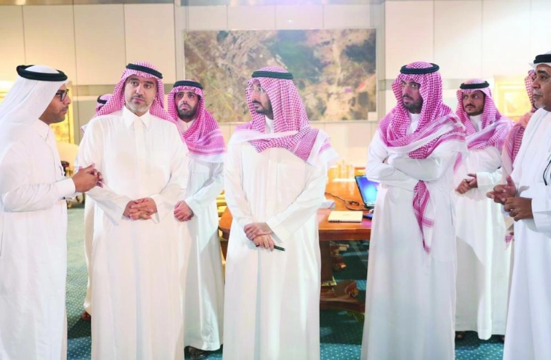 عبدالله بن بندر متفقدا المقر المقترح للمركز بجدة (واس)