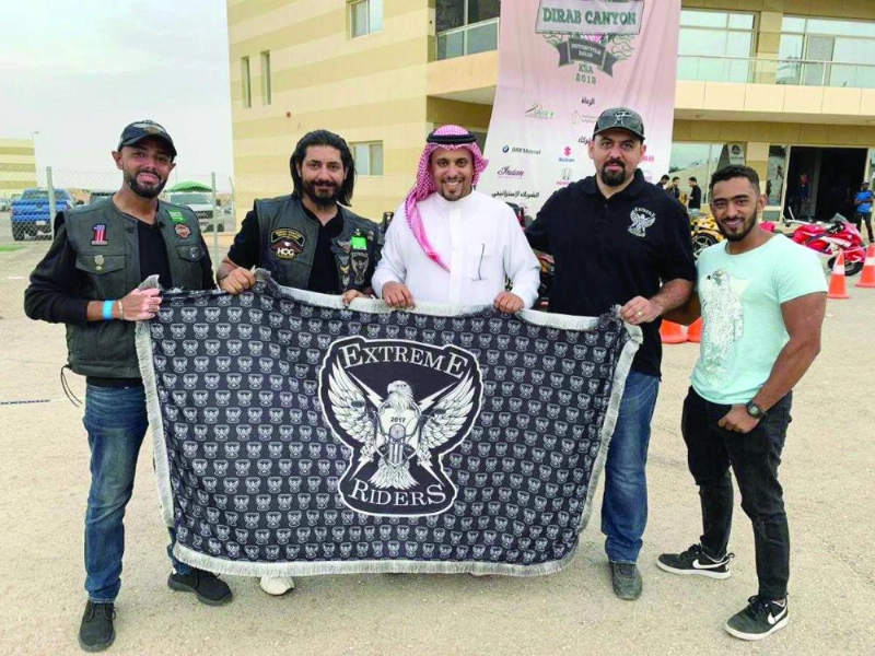 خالد بن سلطان يتوسط فريق إكستريم رايدرز (مكة)