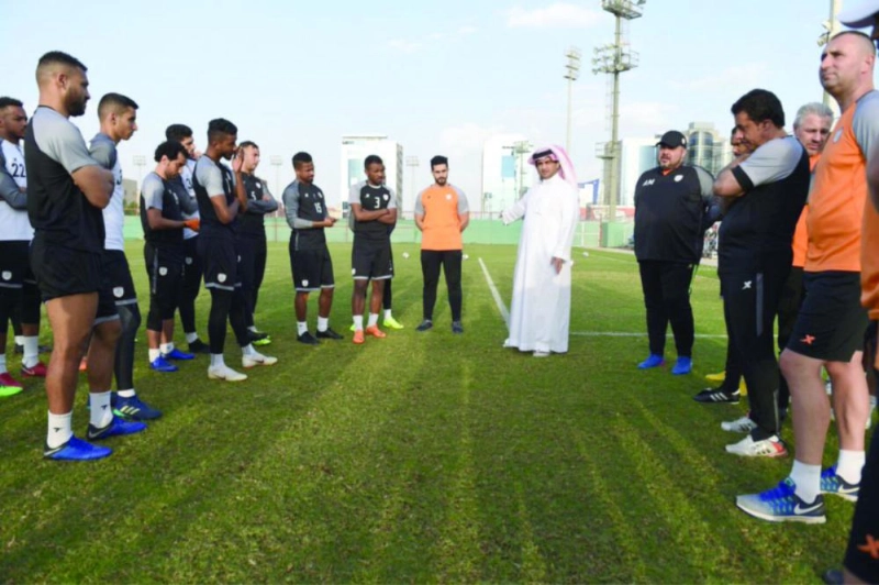 لاعبو الشباب في الحصة التدريبية يستعدون للفيصلي (مكة)
