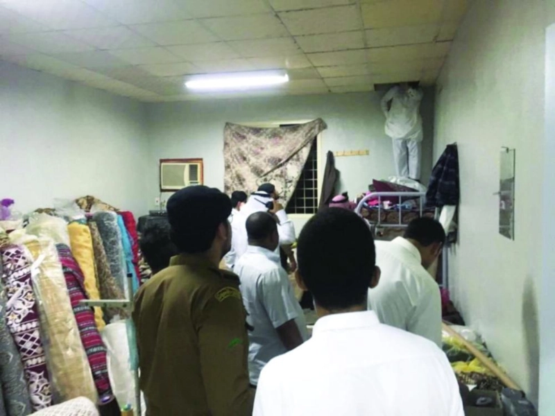 الجهات الرقابية خلال ضبط العمالة داخل الشقق (تويتر)