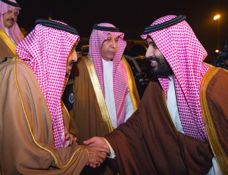 الملك سلمان لدى وصوله حائل أمس الأول وفي استقباله الأمير محمد بن سلمان (واس)
