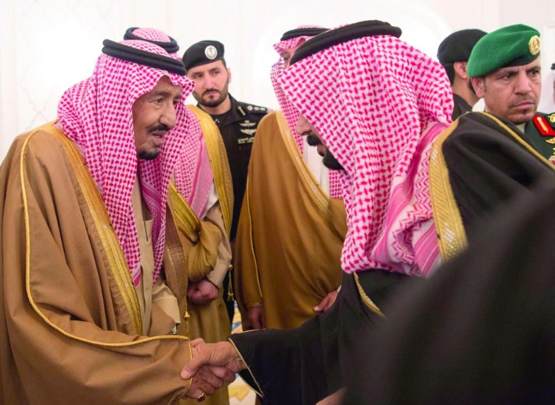 الملك سلمان مصافحا مستقبليه لدى وصوله حائل أمس الأول (واس)