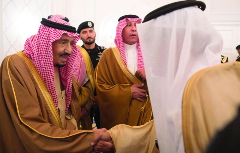 الملك سلمان مصافحا مستقبليه لدى وصوله حائل أمس الأول (واس)