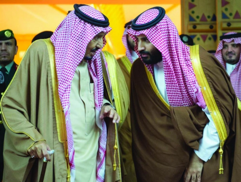 الملك سلمان في حديث مع ولي العهد خلال حفل استقبال أهالي حائل