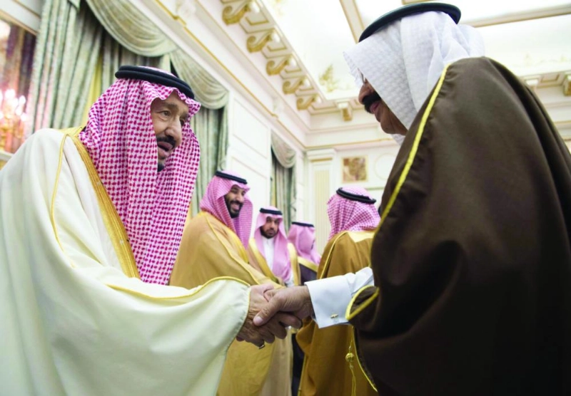 الملك سلمان مصافحا أحد الحضور في حفل تدشين ووضع حجر الأساس لمشروعات تنموية بحائل (واس)