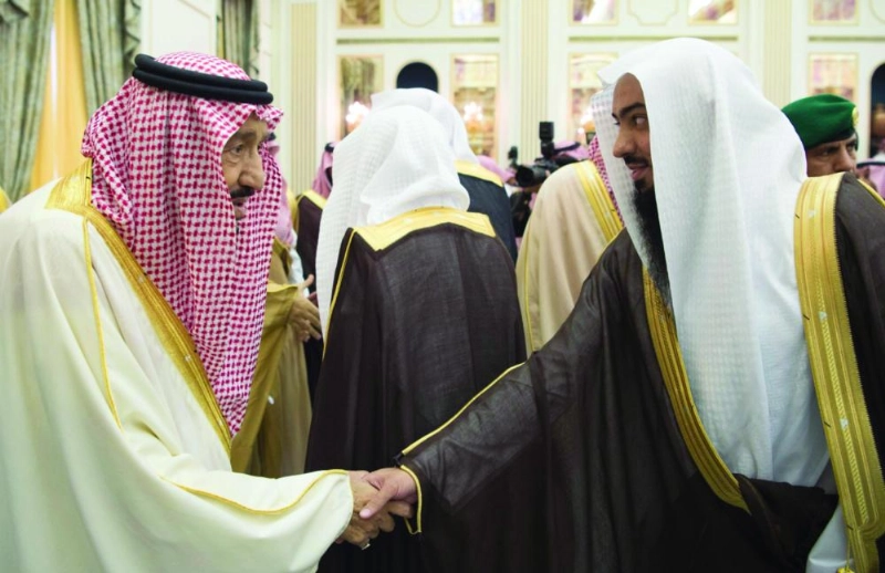 الملك سلمان مصافحا أحد الحضور في حفل تدشين ووضع حجر الأساس لمشروعات تنموية بحائل (واس)