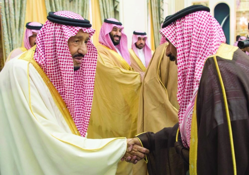 الملك سلمان مصافحا أحد الحضور في حفل تدشين ووضع حجر الأساس لمشروعات تنموية بحائل (واس)