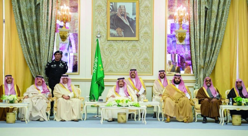 الملك سلمان لدى استقباله الأهالي وتدشينه مشاريع تنموية بحائل أمس (واس)