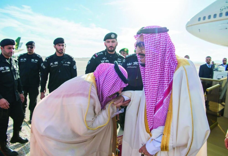 الملك سلمان لدى مغادرته حائل ووصوله إلى الرياض أمس