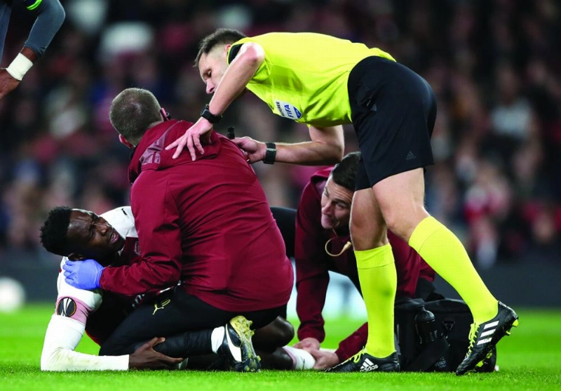 08 November 2018, England, London: Arsenal's Danny Welbeck receives treatment after picking up an injury during the UEFA Europa League Group E soccer match between Sporting CP vs Arsenal FC at the Emirates Stadium. Photo: Nick Potts/PA Wire/dpa
