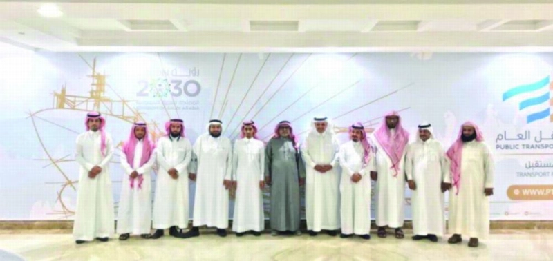 عدد من المكرمين السعوديين العاملين في تطبيقات توجيه المركبات (مكة)