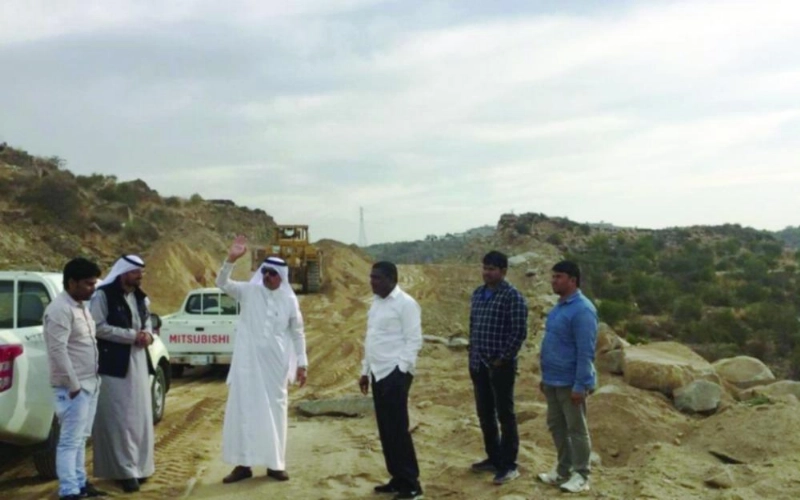 يحيى خلوفة متفقدا أحد المشاريع أخيرا (مكة)