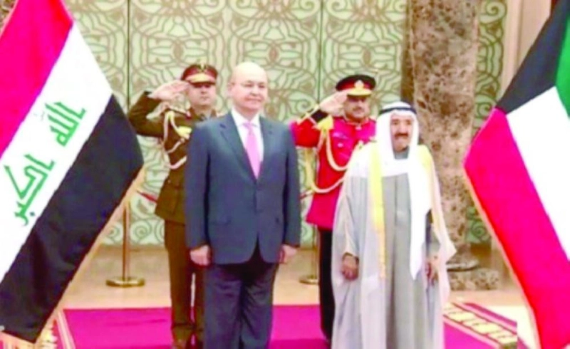 أمير الكويت والرئيس العراقي لدى لقائهما أمس (كونا)