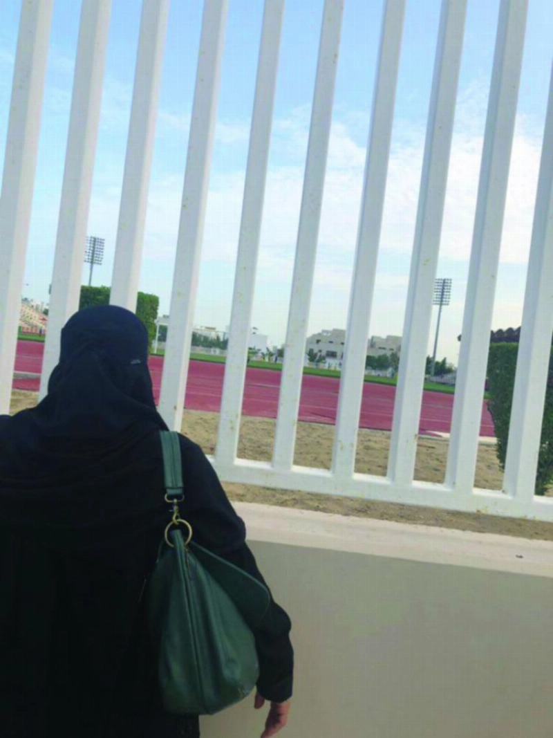 الأم وهي تتابع المباراة (إعلامي القادسية)