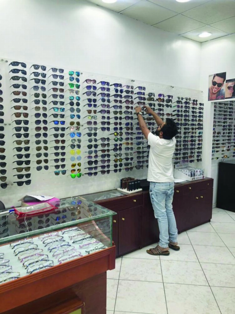 سعودي يعمل في محل للنظارات بجدة أمس (مكة)