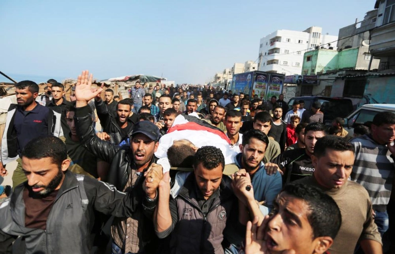 جنازة فلسطينية لإحدى ضحايا الاحتلال (د ب أ)