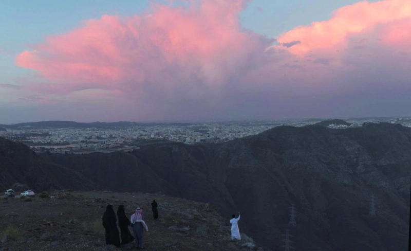 منظر للغيوم من قمم جبال عسير (واس)