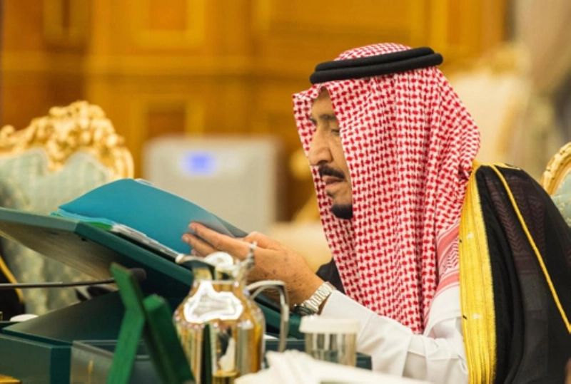 الملك سلمان لدى ترؤسه جلسة مجلس الوزراء في الرياض (واس)