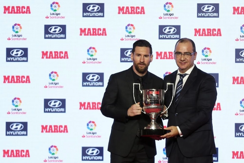 12 November 2018, Spain, Barcelona: Barcelona's Lionel Messi (L) receives the Pichichi award of the top goalscorer in the 2017-18 Spanish Primera Division season during the award ceremony of the Marca sports newspaper. Photo: -/gtres/dpa