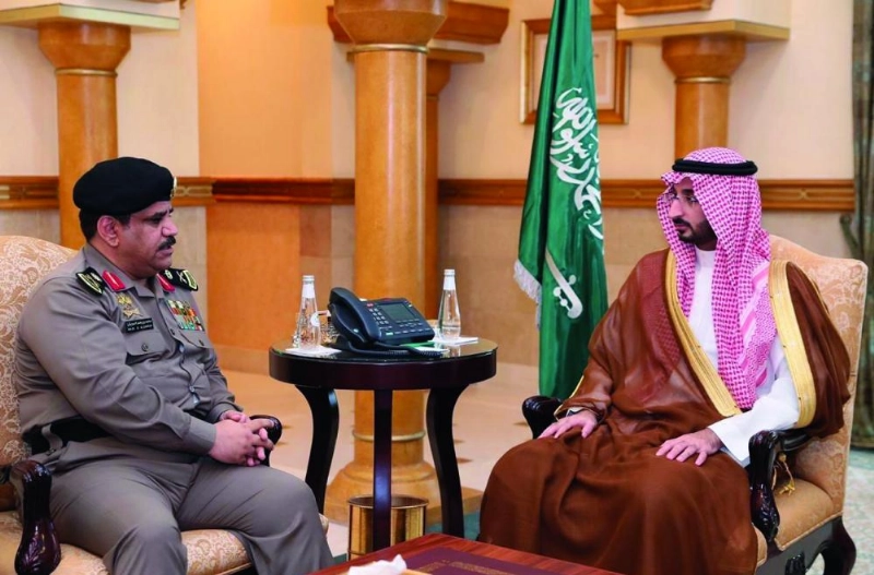 عبدالله بن بندر خلال لقائه ماجد الدويش (واس)