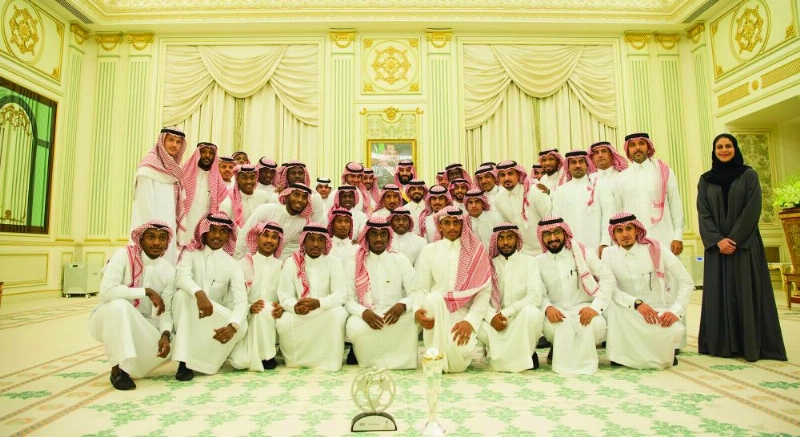 الأمير محمد بن سلمان متوسطا رئيس وأعضاء الاتحاد السعودي ولاعبي منتخب الشباب لدى لقائهم في قصر اليمامة (واس)