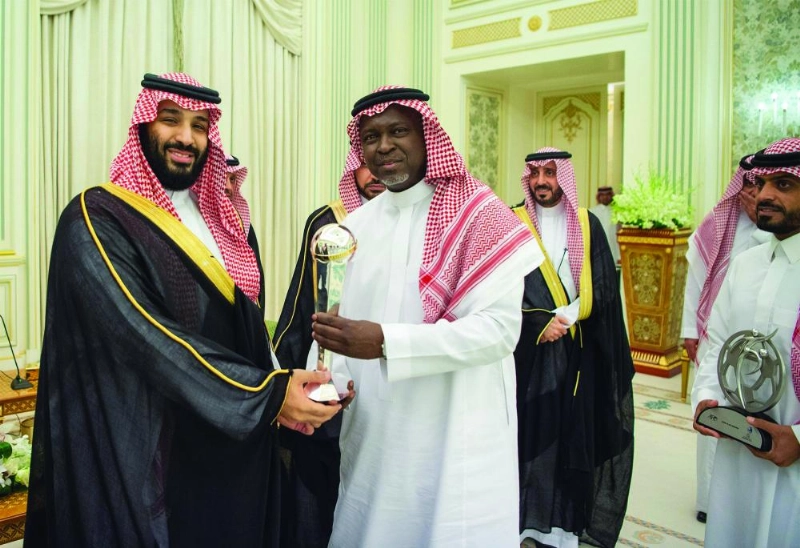 الأمير محمد بن سلمان مكرما حمزة إدريس