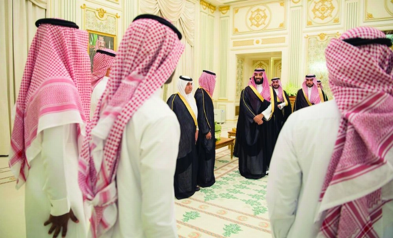 الأمير محمد بن سلمان لدى لقائه رئيس وأعضاء اتحاد القدم ولاعبي منتخب الشباب في قصر اليمامة (واس)