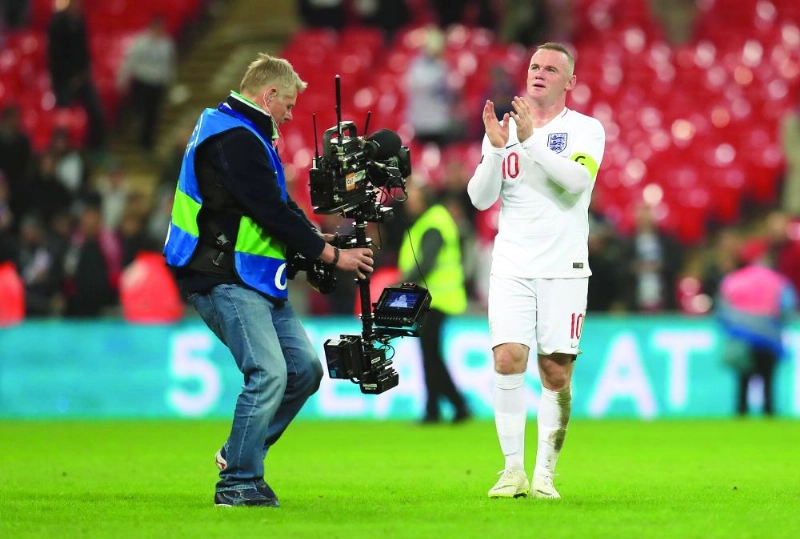 15 November 2018, England, London: England's Wayne Rooney (R) applauds the fans after the final whistle of the international friendly soccer match between England and USA at Wembley Stadium. The match is a farewell for Rooney, the 33-year-old DC United forward and England's all-time top goalscorer. Photo: Mike Egerton/PA Wire/dpa
