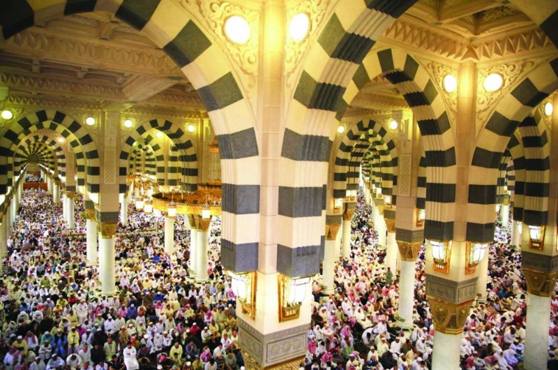 من صلاة الجمعة بالمسجد النبوي أمس (واس)