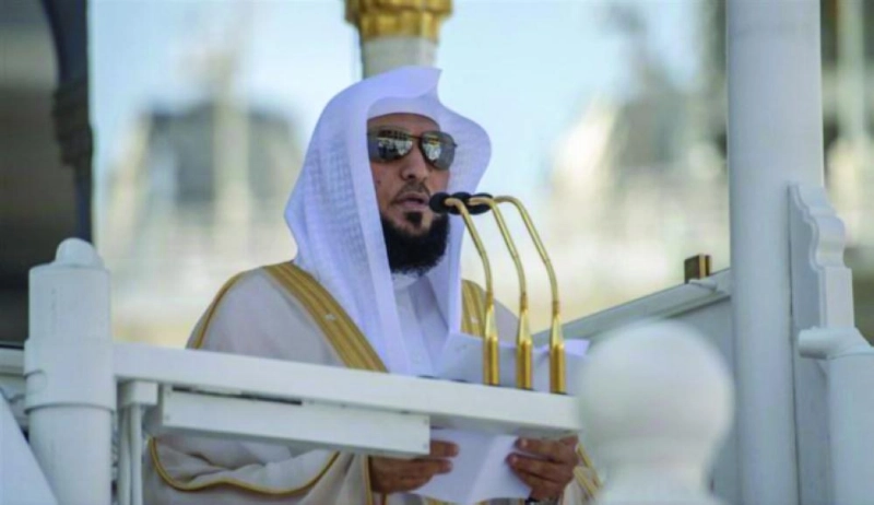 ماهر المعيقلي أثناء خطبة الجمعة أمس (واس)