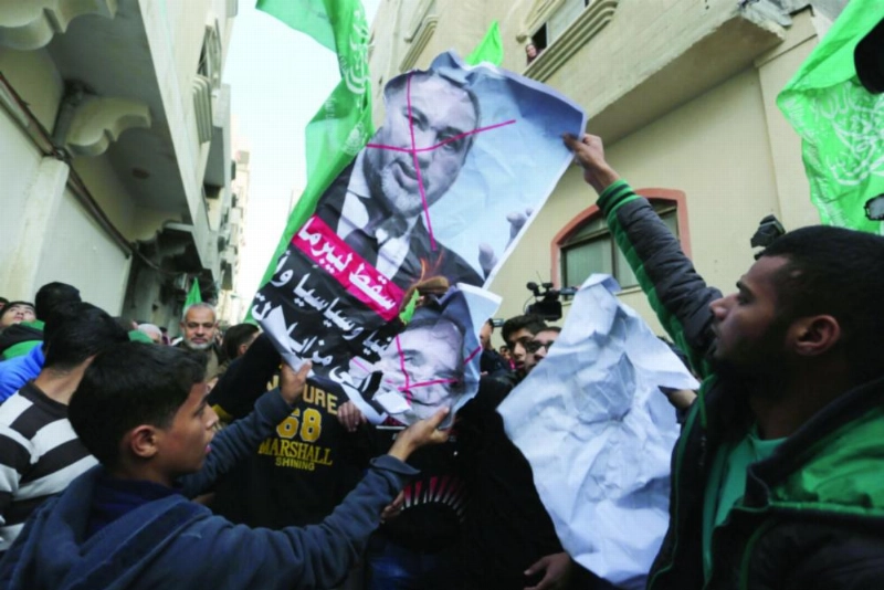 متظاهرون فلسطينيون يمزقون صور ليبرمان (د ب أ)