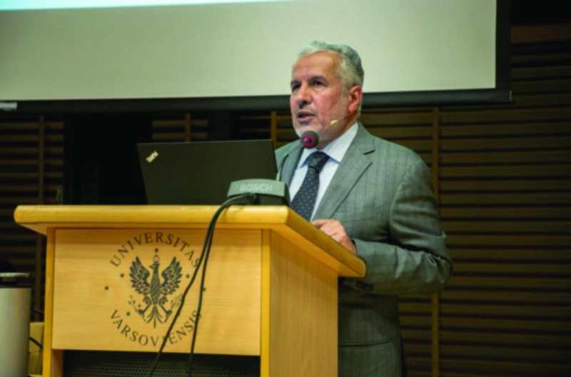 عبدالله الربيعة متحدثا في ندوة جامعة وارسو (واس)