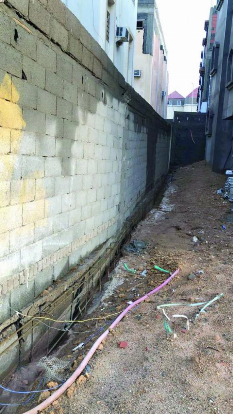 هبوط بالأرضيات بسبب المياه