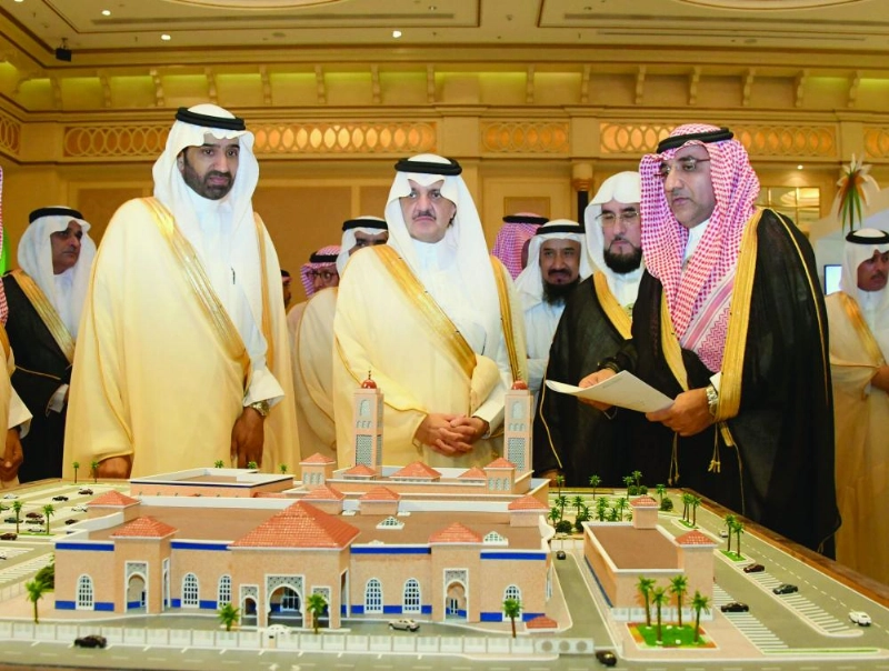 أمير الشرقية ووزير العمل خلال جولة بالمعرض