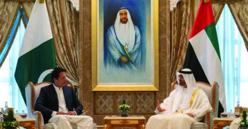 محمد بن زايد خلال لقائه مع خان (الإماراتية)
